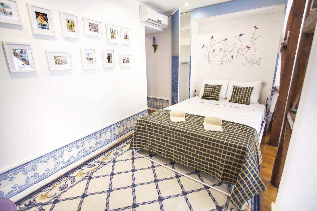 Typical Bairro Alto Apartment Lisbon Bagian luar foto
