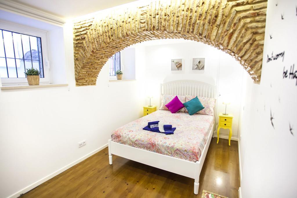 Typical Bairro Alto Apartment Lisbon Bagian luar foto