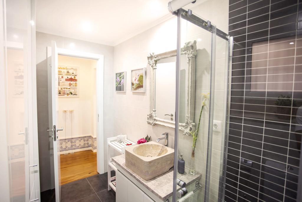 Typical Bairro Alto Apartment Lisbon Bagian luar foto
