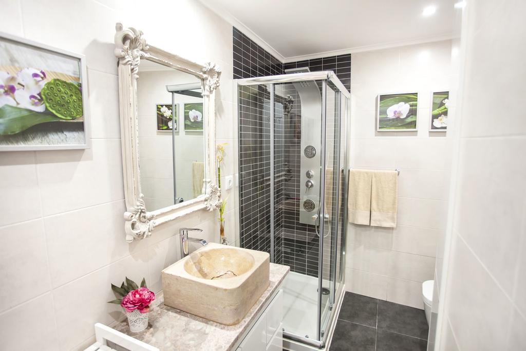 Typical Bairro Alto Apartment Lisbon Bagian luar foto