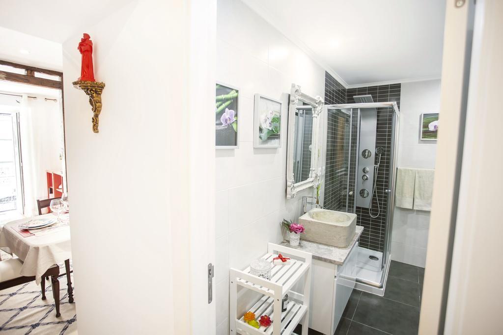 Typical Bairro Alto Apartment Lisbon Bagian luar foto