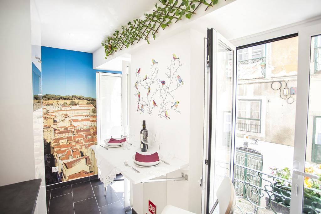 Typical Bairro Alto Apartment Lisbon Bagian luar foto