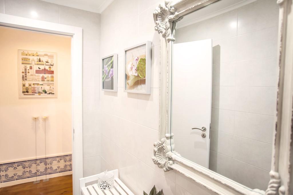 Typical Bairro Alto Apartment Lisbon Bagian luar foto